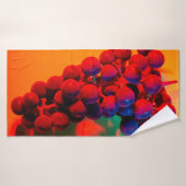 Cluster blauwe druif in oranje neonlicht. Voedsel  Badhanddoek (Badhanddoek)