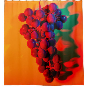 Cluster blauwe druif in oranje neonlicht. Voedsel Douchegordijn