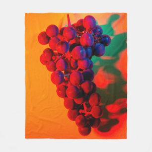 Cluster blauwe druif in oranje neonlicht. Voedsel Fleece Deken
