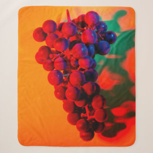 Cluster blauwe druif in oranje neonlicht. Voedsel Sherpa Deken