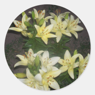 Cluster van romige witte lelies op donkere achterg ronde sticker