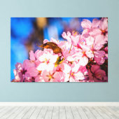 Cluster van roze torenbloesems, blauwe hemel canvas afdruk (Insitu (Houten vloer))