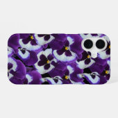 Clusters van paarse witte viooltjes: harmonieuze g iPhone 16 hoesje (Achterkant horizontaal)