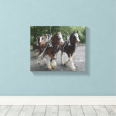Clydesdales trekkracht canvas afdruk (Insitu (Houten vloer))
