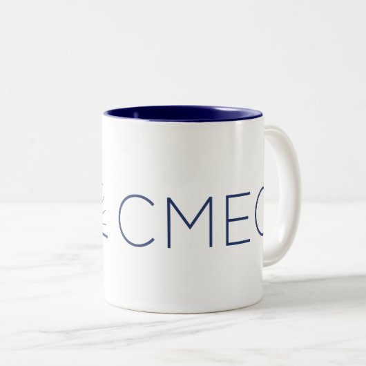 CMEC Tweekleurige Mok - marine logo en interieur (Voorkant rechts)