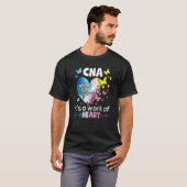 CNA It s A Work of Heart Nurse Nursing Assistant B T-shirt (Voorkant volledig)