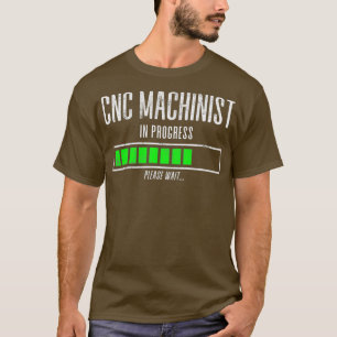 CNC-machine aan de gang Gelieve te wachten T-shirt