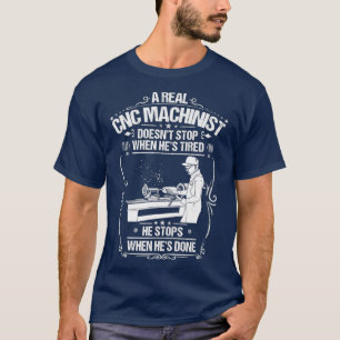 CNC-operator wanneer hij CNC-machine heeft aangebr T-shirt