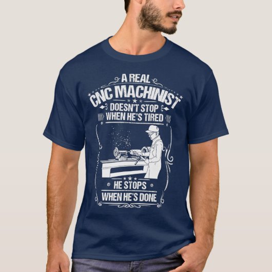 CNC-operator wanneer hij CNC-machine heeft aangebr T-shirt (Voorkant)