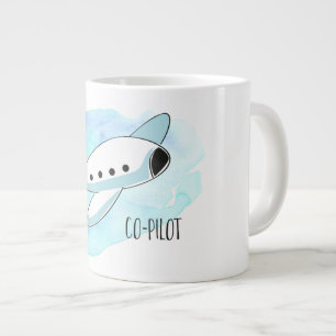 Co-piloot met vliegtuig grote koffiekop