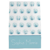 Coastal Aqua Scallop Seashell gepersonaliseerd Medium Cadeauzakje (Achterkant)