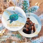 Coastal Beach Zee Schildpad Mele Kalikimaka Foto Keramisch Ornament<br><div class="desc">Dit ornament met een tropisch kustthema is gemakkelijk gepersonaliseerd met familienaam op de voorkant en een foto op de achterkant, en heeft een waterverf turquoise blauwe zeeen schildpad op een abstracte strandachtergrond met een faux gouden glitter sparkly wave en gouden Mele Kalikimaka. Bekijk het collectie voor meer overeenkomende producten of...</div>