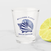 Coastal Blue Conch Seashell Beach Familie Monogram Shot Glas (Voorkant)