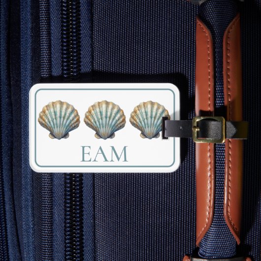 Coastal Blue Scallop Seashell Monogram Bagagelabel (Voorkant Insitu 4)