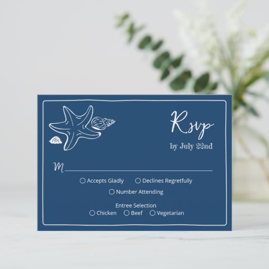 Coastal Blues Seashells & Script Wedding RSV RSVP Kaartje (Staand voorkant)