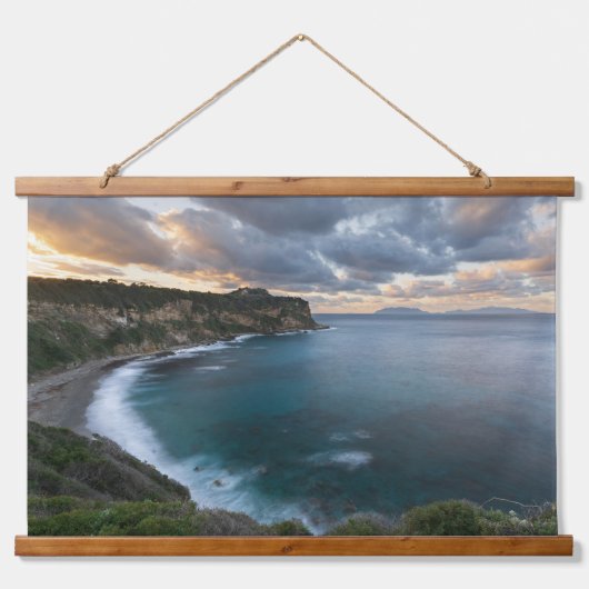 Coastal Calm: Sunset Over Cliffs Hangend Wandkleed (Voorkant)
