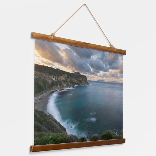 Coastal Calm: Sunset Over Cliffs Hangend Wandkleed (Gebogen)