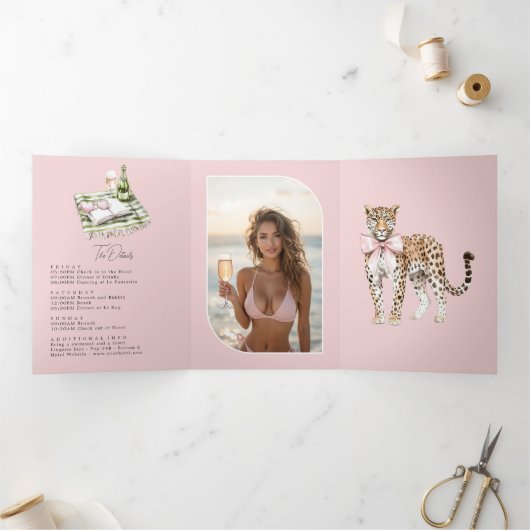 Coastal Chic Beach Club Bachelorette Weekend QR Co Drieluik Uitnodiging (Binnen)