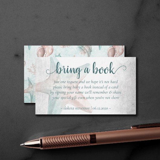 Coastal Chic | Blauwgroen koperen vis brengt boek  Informatiekaartje