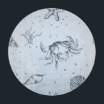 Coastal Christmas Beach Zee Creatures Blue Snijplank<br><div class="desc">Deze lichtblauwe kustsnijplank is perfect voor het toevoegen van een vleugje kustcharme aan uw vakantieseizoen en kustkerstdecor. Het beschikt over zeeen wezens zoals krabben,  schelpen,  kwallen en koraal in een rustgevend lichtblauw ontwerp. Breng een beetje van de oceaan naar uw keuken dit vakantieseizoen!</div>