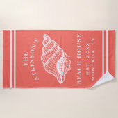 Coastal Conch Shell Beach House Familienaam Koraal Strandlaken (Voorkant)