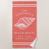 Coastal Conch Shell Beach House Familienaam Koraal Strandlaken (Voorkant)