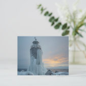 coastal lighthouse in winter storm briefkaart (Staand voorkant)