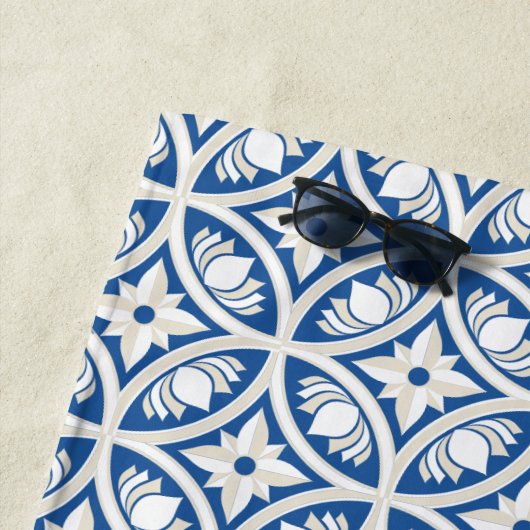 Coastal Lotus Tegel Pattern - De Witte Lotus Strandlaken (In situ)