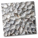 Coastal Ocean Zee Shell-patroon Tegeltje<br><div class="desc">Mooie tegel gemaakt van een starburst van kleine zeeschelpen! Perfect voor de strandliefhebber, nautisch thema of een zomerpatroon. Of je deze tegel wilt gebruiken als een klein onderzetter of trivet voor een drink of bord... of je wilt groot worden met een keuken backsplash of badkamer tegel in een strandhuis, is...</div>
