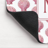 Coastal Pink Seashell op wit monogram Muismat (Hoek)