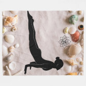 Coastal Serenity: Cobra Pose with Om Mandala Fleece Deken (Voorkant (Horizontaal))