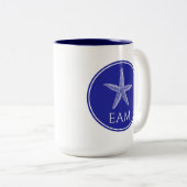 Coastal White Starfish on Navy Blue Monogram Tweekleurige Koffiemok (Voorkant rechts)