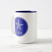 Coastal White Starfish on Navy Blue Monogram Tweekleurige Koffiemok (Voorkant links)