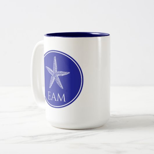 Coastal White Starfish on Navy Blue Monogram Tweekleurige Koffiemok (Voorkant links)