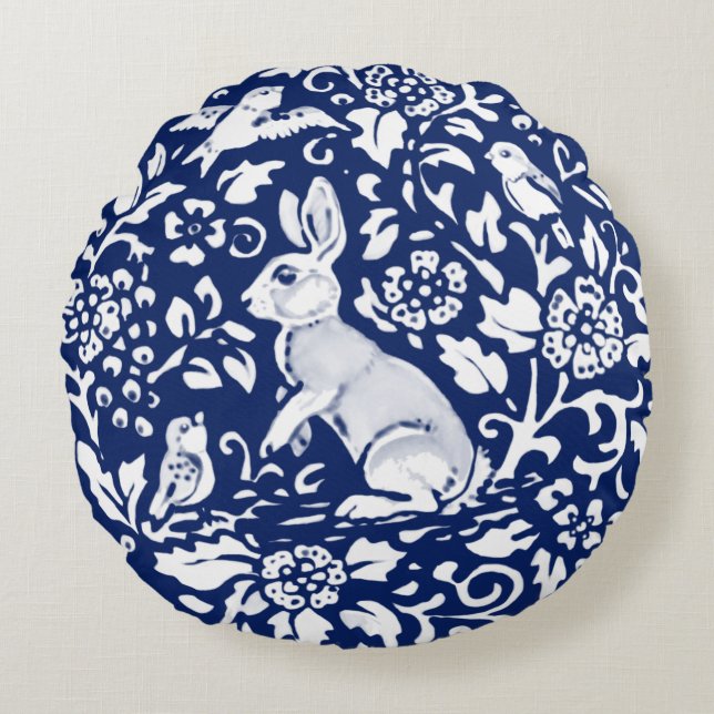 Cobalt Blue Rabbit Bird Floral Chinoiserie Dedham Rond Kussen (Voorkant)