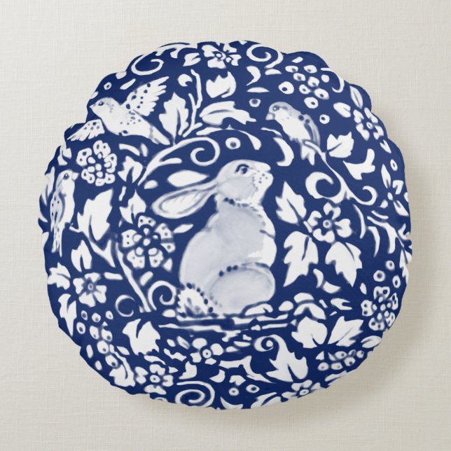 Cobalt Blue Rabbit Bird Floral Chinoiserie Dedham Rond Kussen (Voorkant)