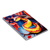 Cobra met levendige rode en gele schubben in boom notitieboek (Rechterzijde)