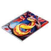 Cobra met levendige rode en gele schubben in boom notitieboek (Linkerzijde)