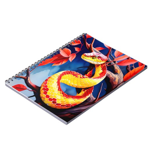 Cobra met levendige rode en gele schubben in boom notitieboek (Linkerzijde)