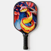 Cobra met levendige rode en gele schubben in boom