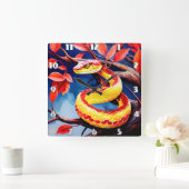 Cobra met levendige rode en gele schubben in boom vierkante klok (Huis)