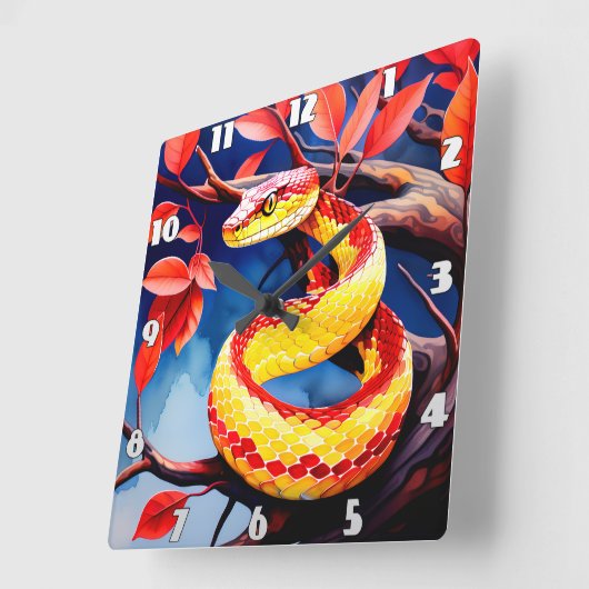 Cobra met levendige rode en gele schubben in boom vierkante klok (Hoek)