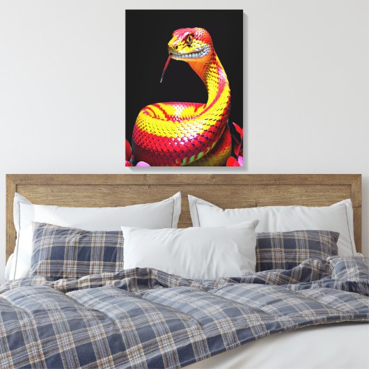 Cobra slang met levendige rode en gele schubben canvas afdruk (Insitu (Slaapkamer))