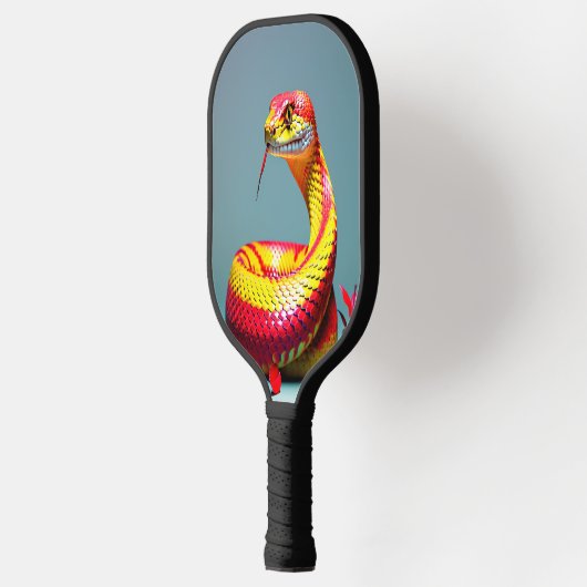 Cobra slang met levendige rode en gele schubben pickleball paddle (Links)