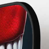 Cobra slang met levendige rode schubben en blauwe pickleball paddle (Links Detail)