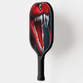 Cobra slang met levendige rode schubben en blauwe pickleball paddle (Links)