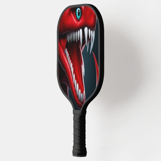 Cobra slang met levendige rode schubben en blauwe  pickleball paddle (Links)