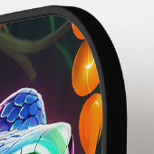 Cobra slang met levendige turkoois en blauwe schub pickleball paddle (Links Detail)