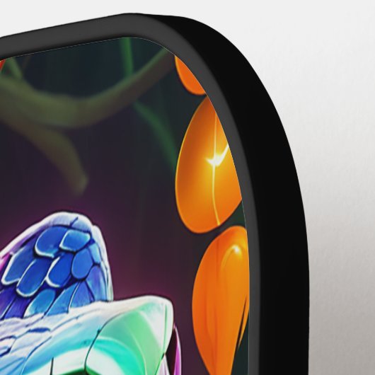 Cobra slang met levendige turkoois en blauwe schub pickleball paddle (Links Detail)