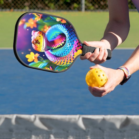 Cobra slang met levendige turquoise roze en geel pickleball paddle (Insitu)
